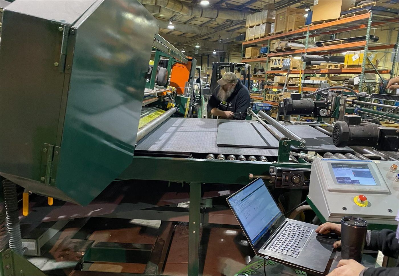 Commissioning the horizontal bandknife machine with a laptop connected to the controls